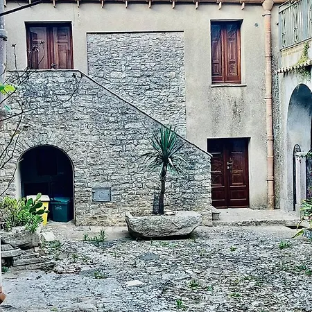 Cortile Padre Vincenzo *